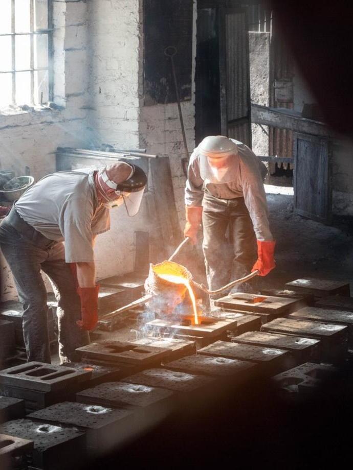 Un gruppo di operai che versano l'acciaio a Ironbridge Gorge, uno dei luoghi in cui ebbe inizio la rivoluzione industriale