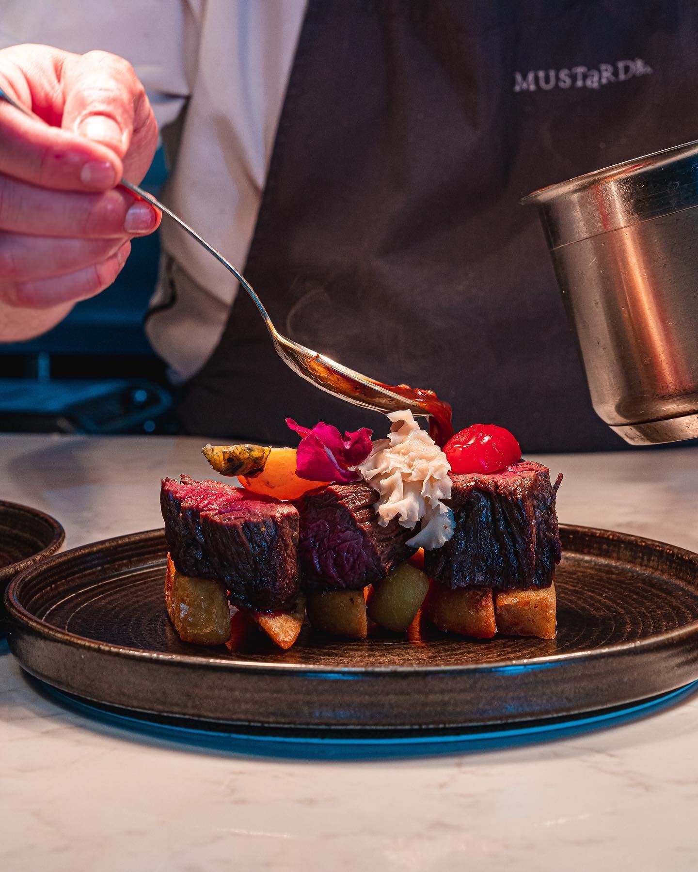 Chef sirviendo una cena asada