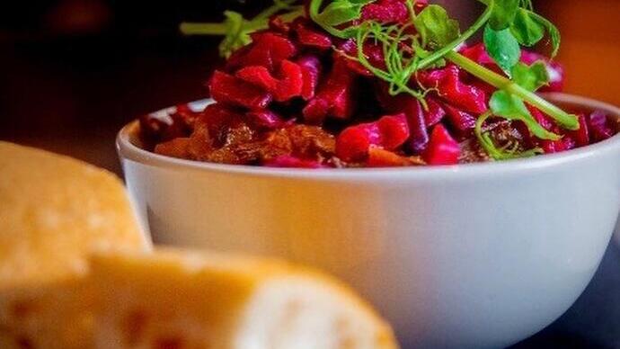 Schüssel mit Scouse-Eintopf im The Welsford Bistro, Liverpooler Kathedrale