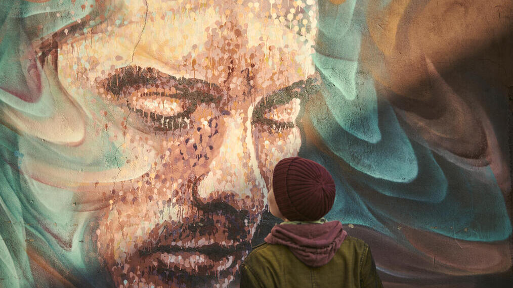 Femme debout regardant une fresque murale