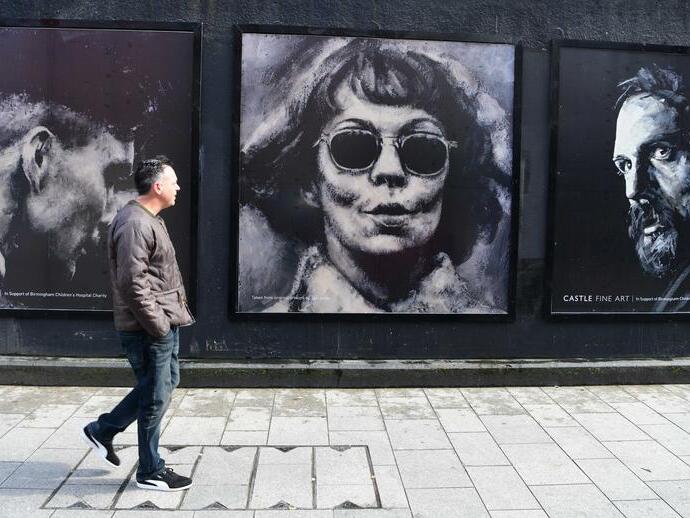 Une personne admirant une œuvre d'art inspirée de Peaky Blinders à Birmingham.
