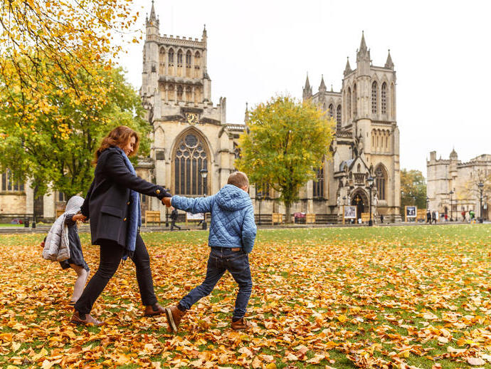 Una mujer y un niño caminando frente a la catedral de Bristol