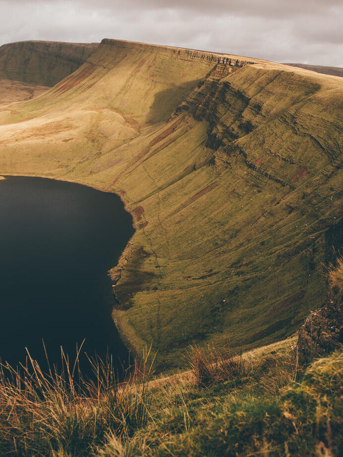 Un réservoir entouré de collines dans un paysage champêtre.