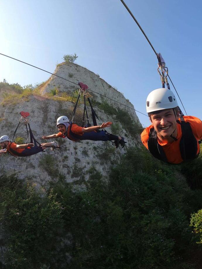 Quattro persone sospese su teleferiche all'Hangloose di Bluewater, nel Kent