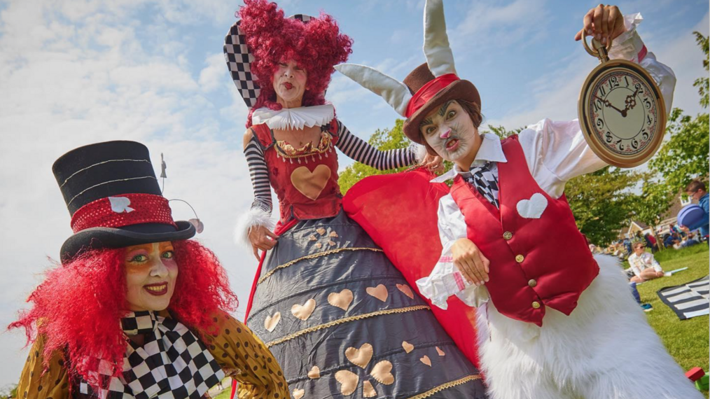 El grupo teatral Rhubarb Theatre representando una obra inspirada en Alicia en el País de las Maravillas como parte del Newark Book Festival