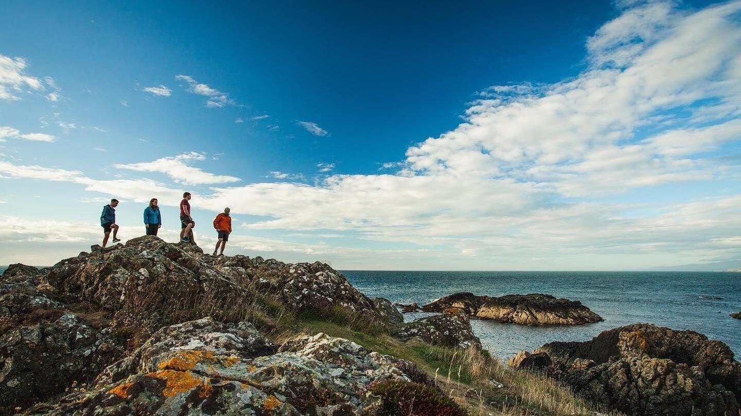 أشخاص يسيرون على طول البحر في شمال ويلز