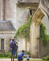 Besucher in Lacock Abbey und im Dorf Lacock, Wiltshire