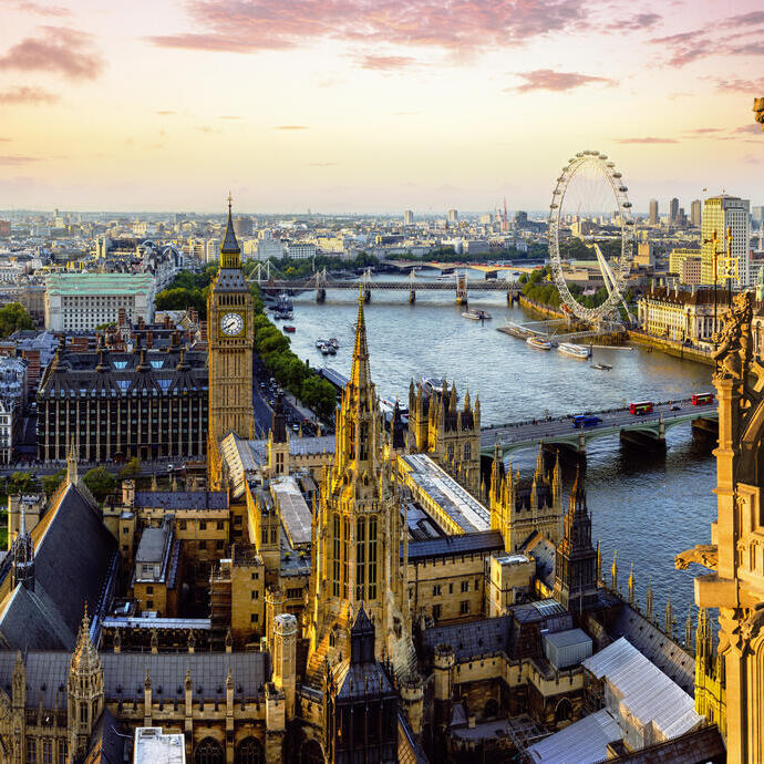 Vue panoramique le long de la Tamise, avec les monuments du centre de Londres