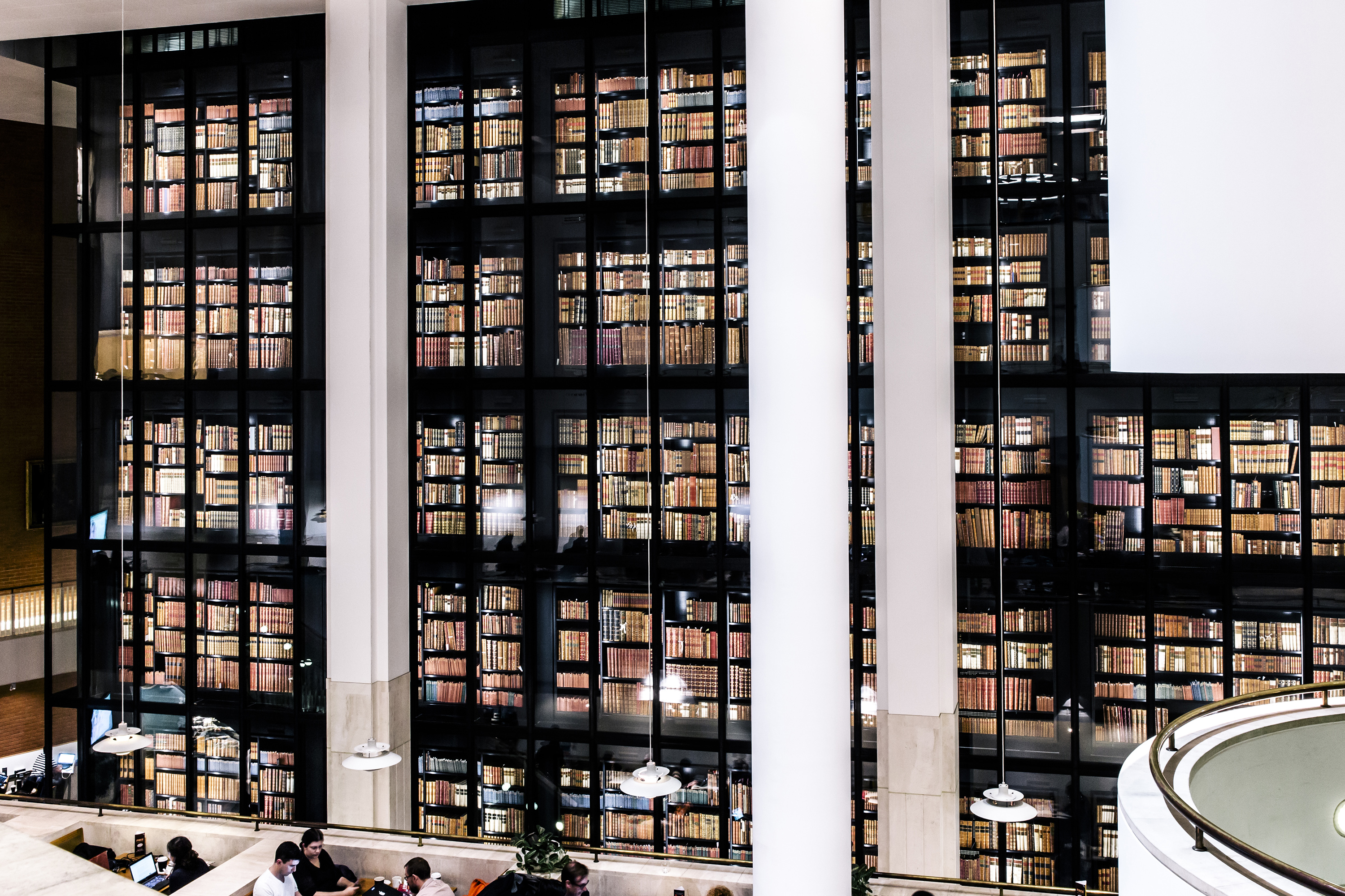 Vue depuis l'étage supérieur de la King's Library, qui fait partie du domaine de la British Library à Londres