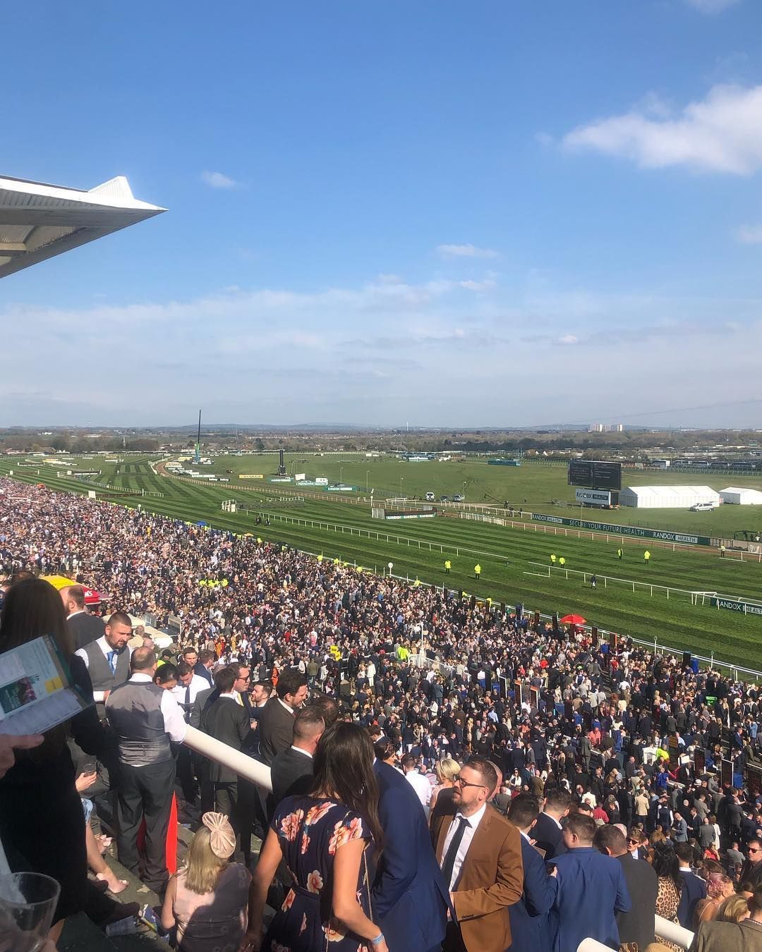 Pubblico seduto sugli spalti mentre guarda una corsa del Grand National