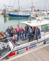 Pasajeros en un barco en un puerto deportivo