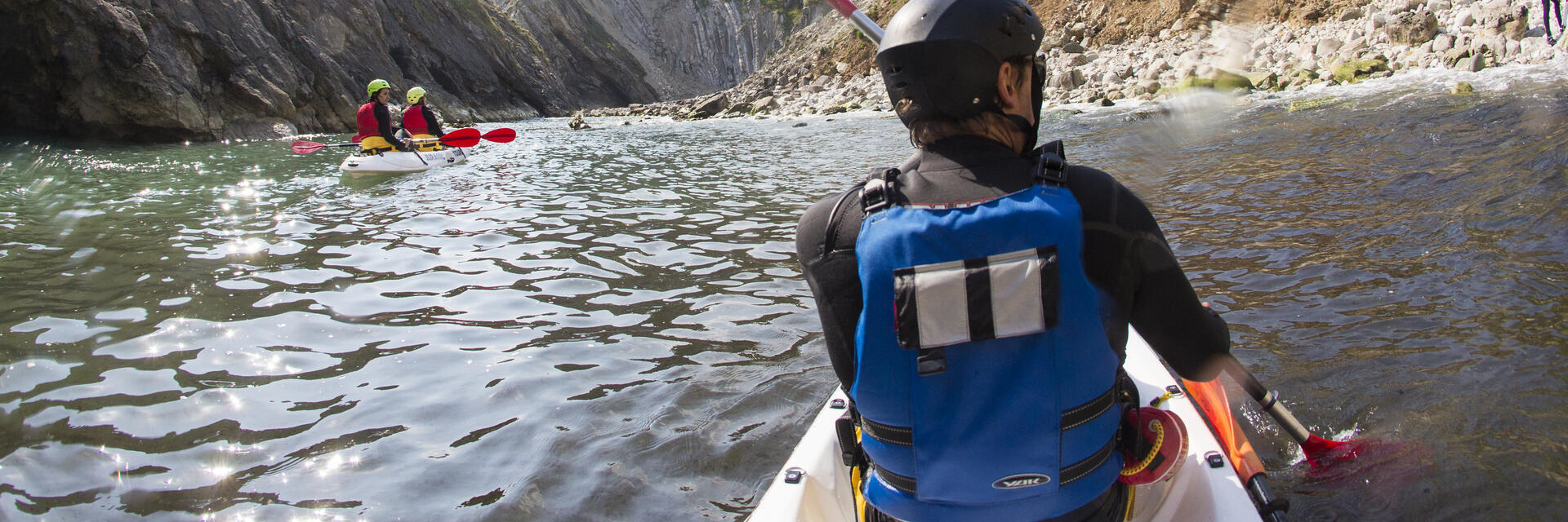 Des personnes faisant du kayak le long du littoral