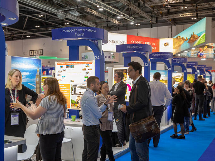 Visiteurs sur le salon World Travel Market 2022 à l'Excel de Londres
