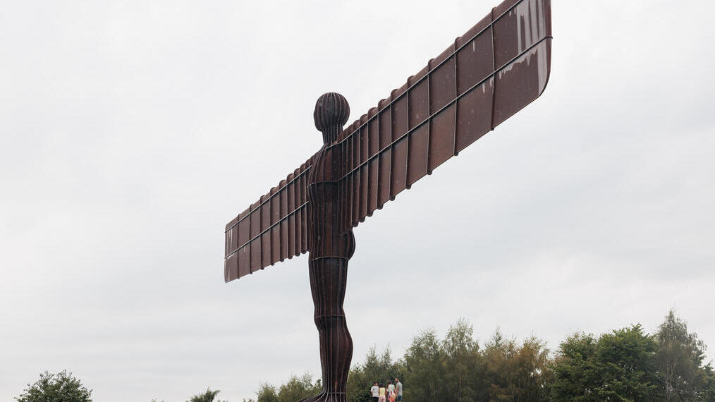 Une famille visite la statue Angel of the North près de Newcastle upon Tyne.