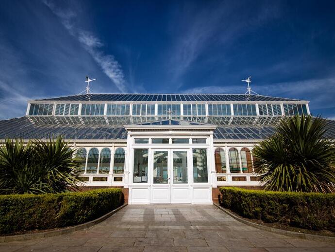 Das Isla Gladstone Conservatory im Stanley Park, Liverpool, an einem sonnigen Tag