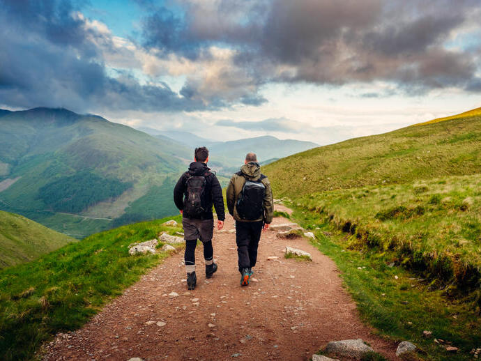 Dos hombres haciendo senderismo en Ben Nevis en verano