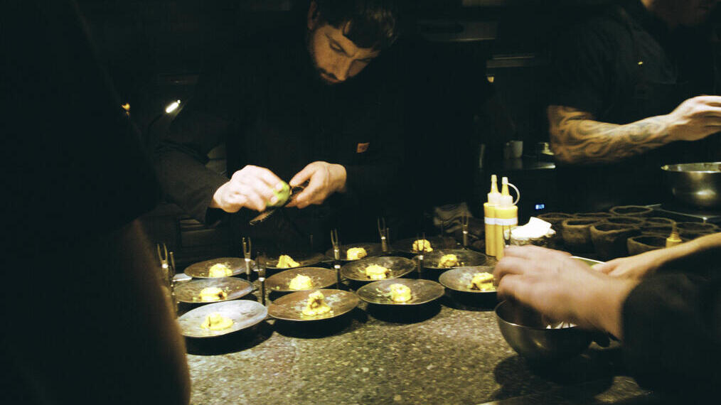 Koch bereitet Essen in einem Restaurant zu