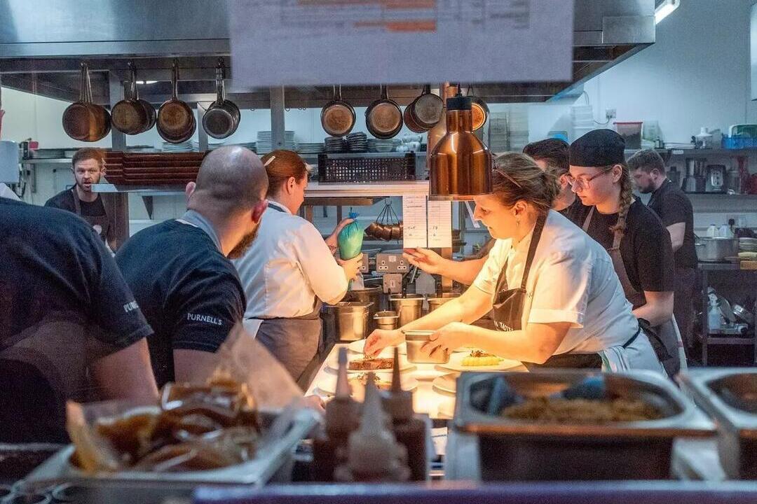 مجموعة من الطهاة يجهزون الطعام في مطعم بورنيلز في برمنغهام