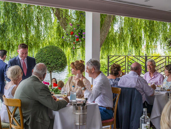 Des personnes en train de manger et de boire au Waterside Inn à Windsor