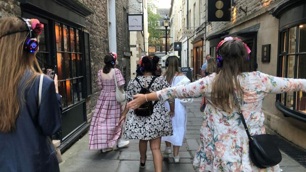 Un grupo de personas en una visita guiada por las calles históricas de Bath