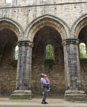 Un parent et son enfant explorant l'abbaye de Kirkstall