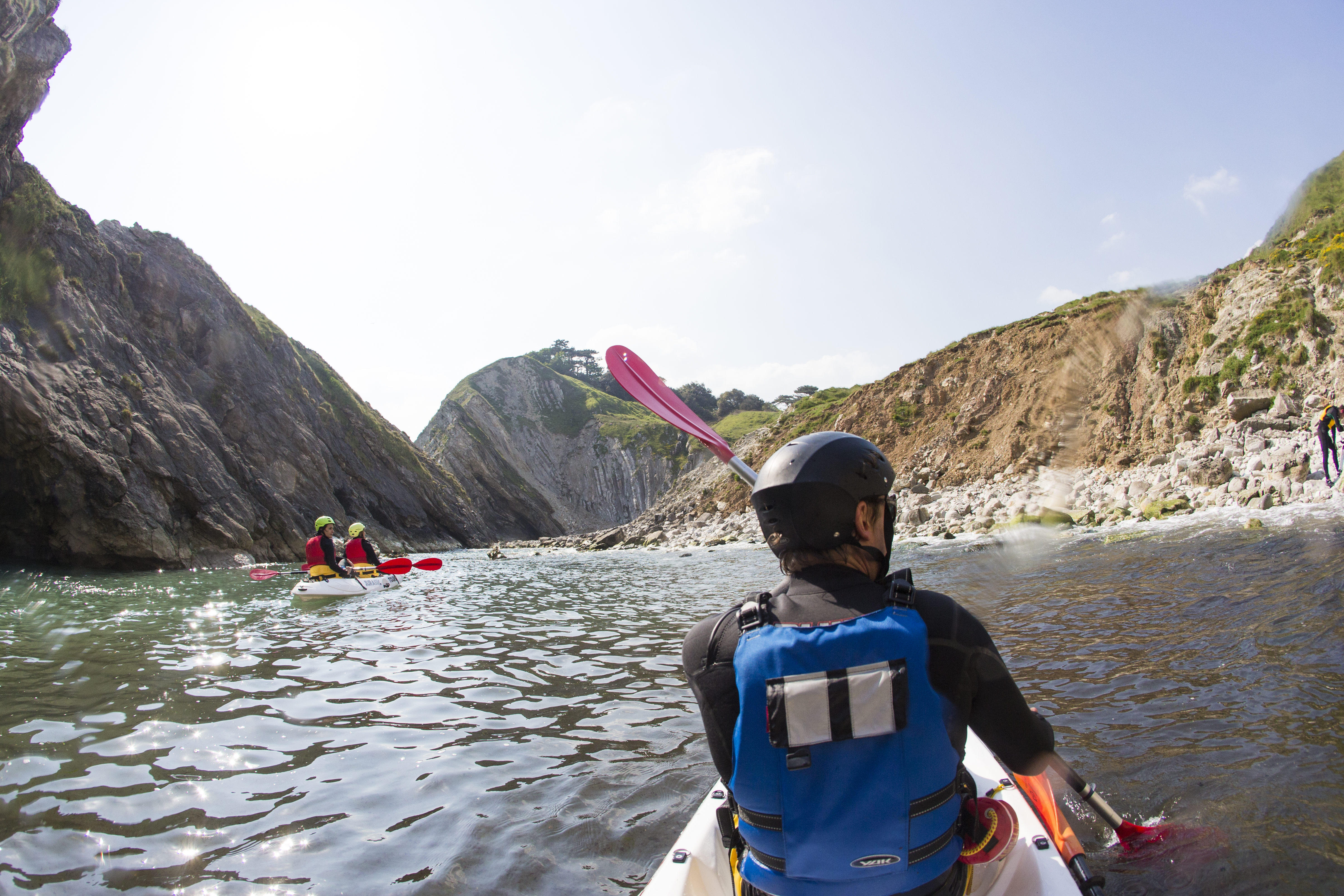 Des personnes faisant du kayak le long du littoral