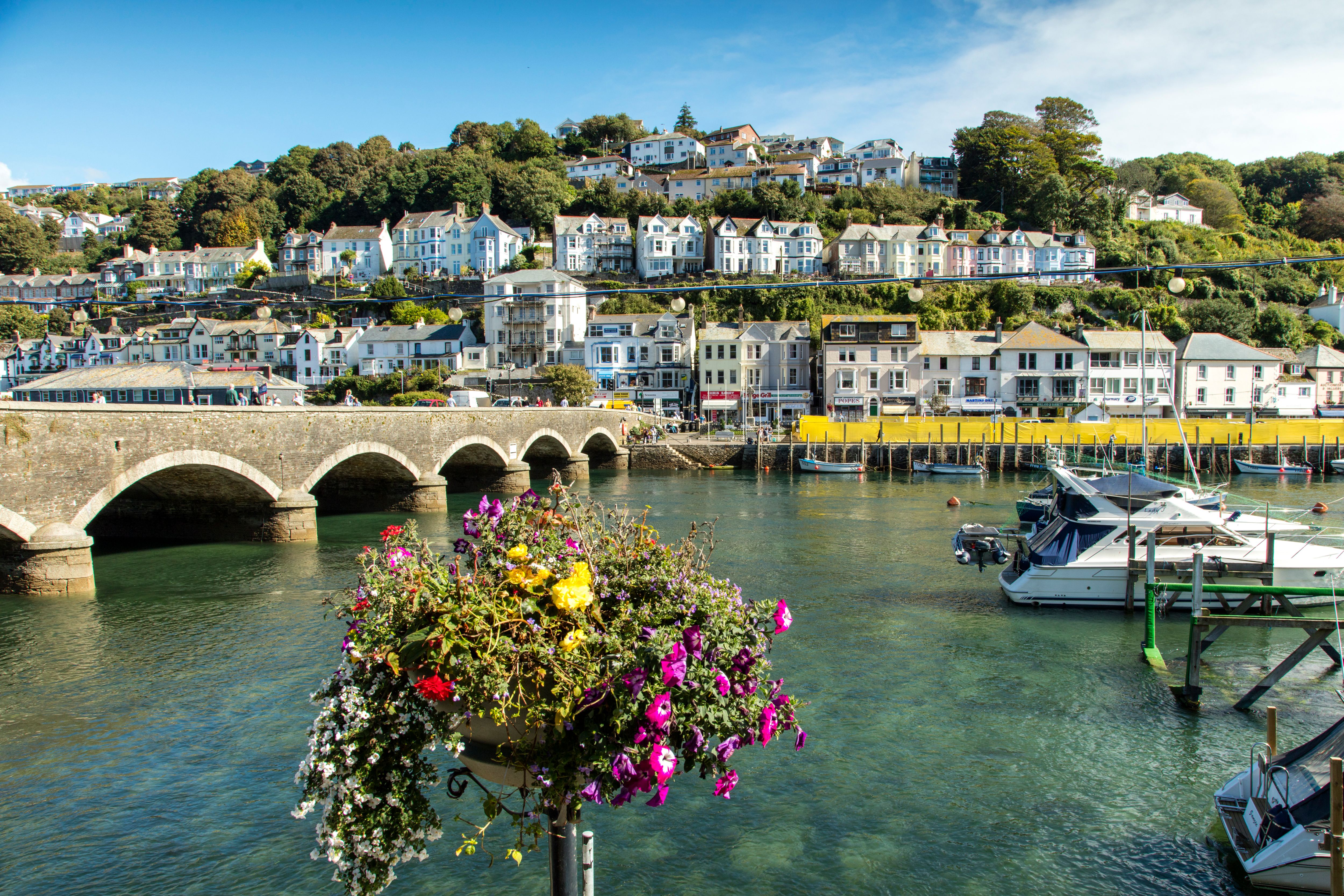 Picturesque houses sitting on the coast of Looe in Cornwall
