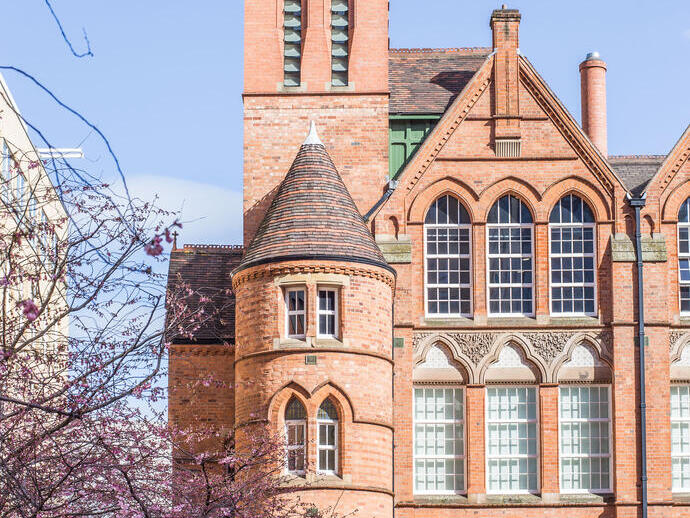Edificio storico, alberi in fiore sul lato