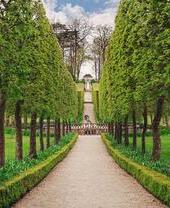 Von Bäumen gesäumter Weg in einem Landschaftsgarten