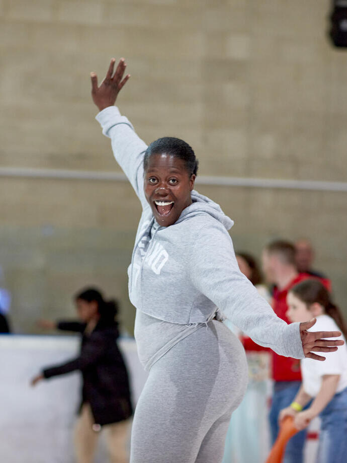 أشخاص يتزلجون في المركز الوطني للتزلج على الجليد، نوتنغهام