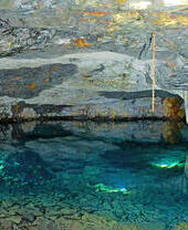 Caverne avec eau souterraine