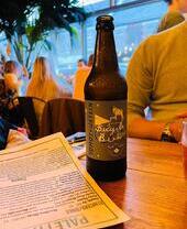 Persone che si godono una birra alla Tomos Watkin Brewery