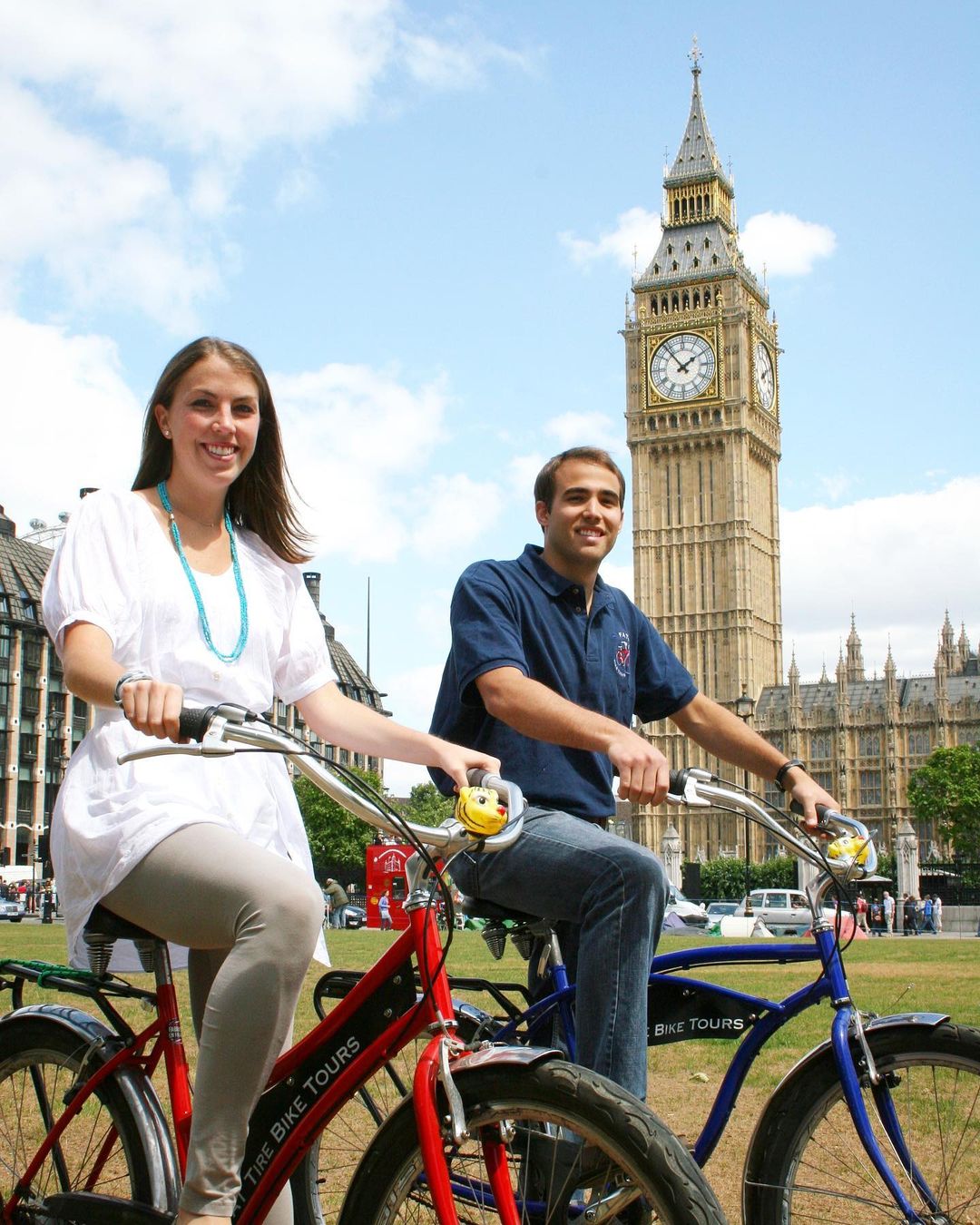 Royal London Tour, donna e uomo in bicicletta che passano davanti al Big Ben a Londra