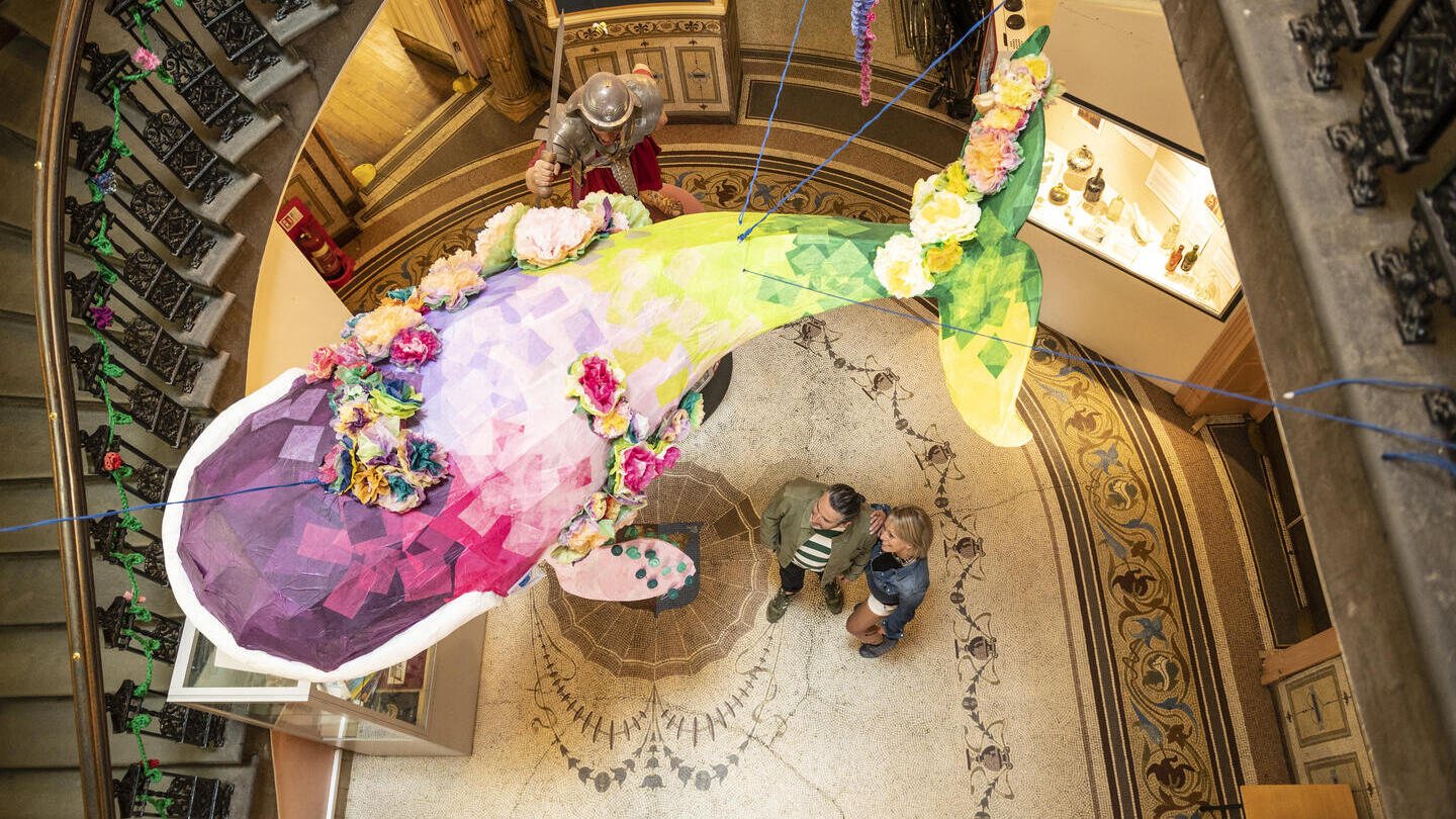 Une exposition d'art suspendue au-dessus de deux personnes au Grosvenor Museum à Chester