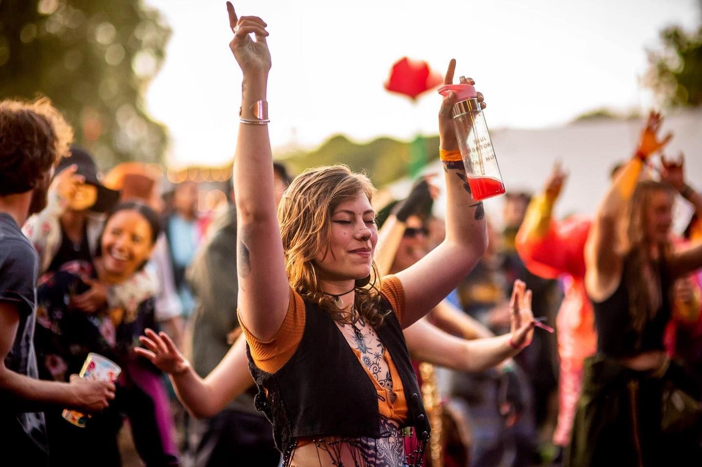 Una mujer bailando en primer plano en el Eden Festival
