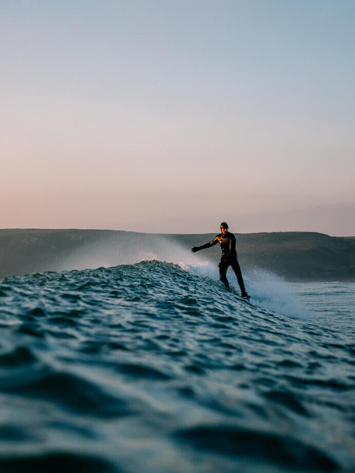 Un homme surfant dans la mer