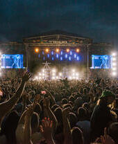 Actuación principal en el escenario del Tramlines en Sheffield