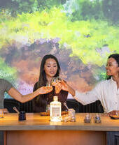 Tres mujeres en una sesión de cata en una destilería de whisky