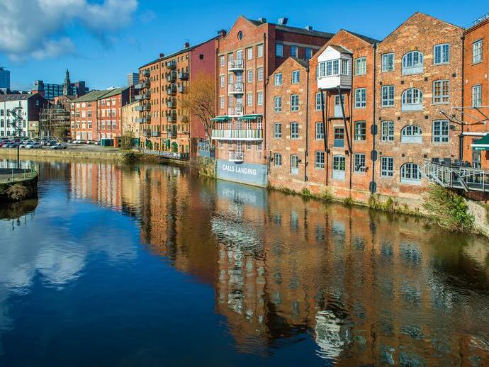 Almacenes alineados junto al canal contra el cielo azul