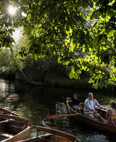 Familia en una barca de remos en el río en Dedham Vale
