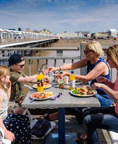 Une famille en train de déjeuner près de la plage