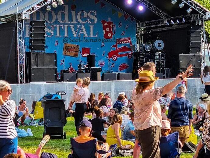 Une foule s'amusant au Foodies Festival