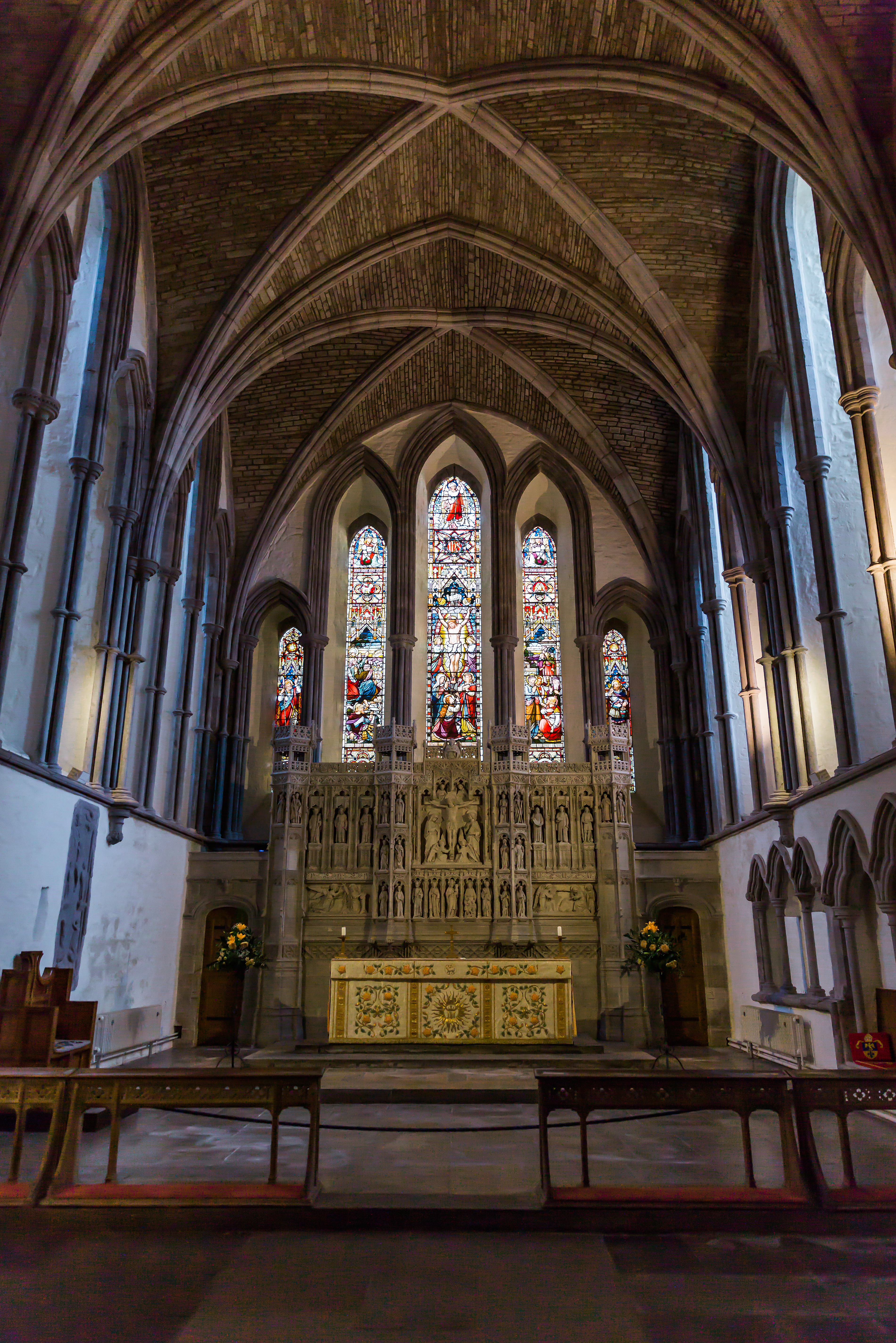 Interno di un'antica cattedrale e delle sue vetrate colorate.