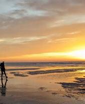 Escapade automnale sur une île. Homme marchant sur une plage