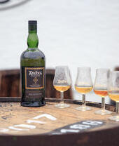 Whisky alla distilleria Ardbeg sull'isola di Islay.