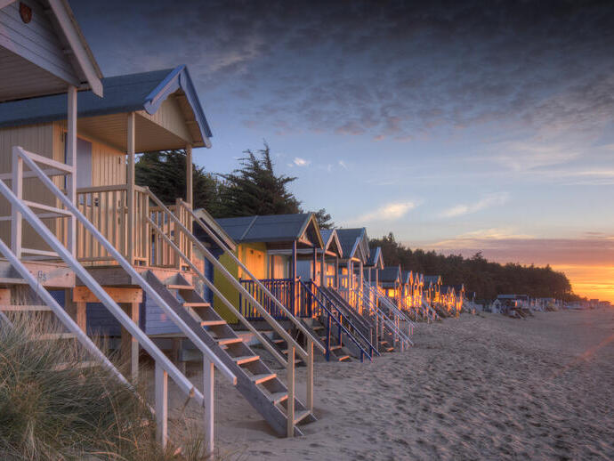 Strandhütten am Strand in der Abenddämmerung