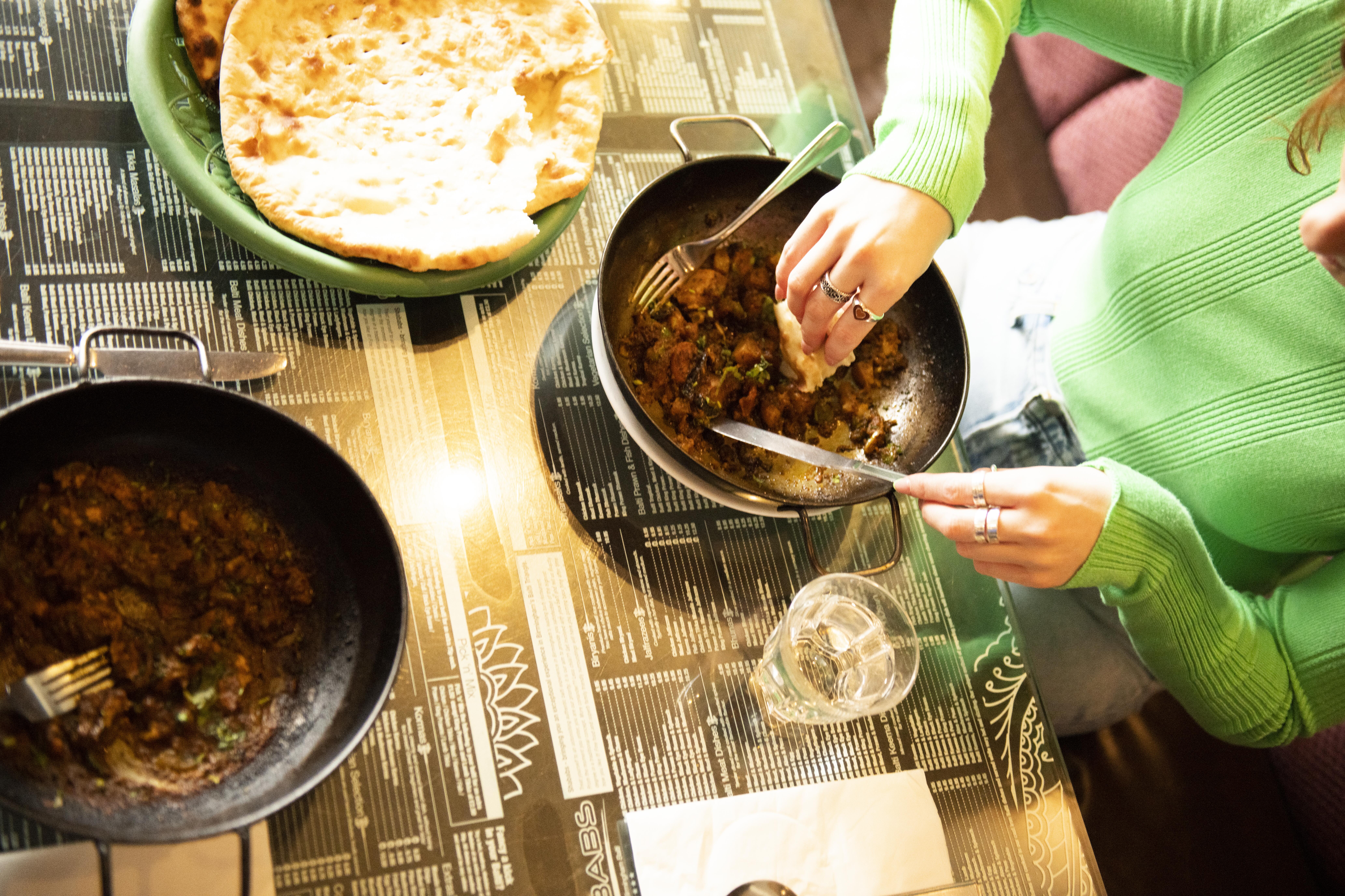 Ein Currygericht mit Naan-Brot als Beilage, serviert in einem Restaurant