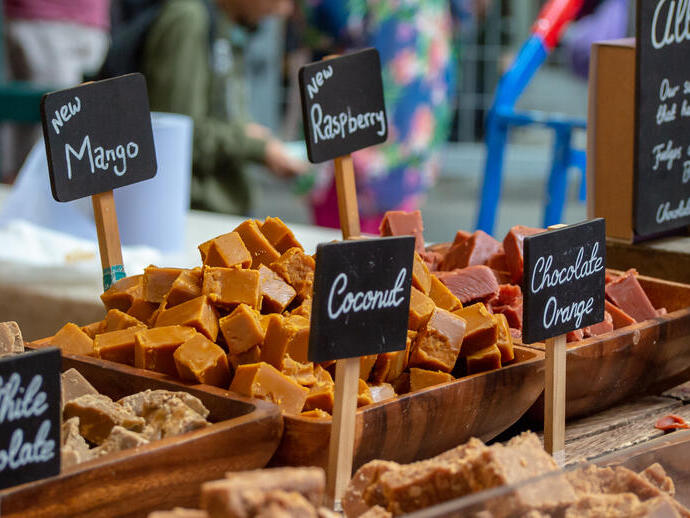 Traditioneller britischer Fudge, der an einem Süßwarenstand auf einem lokalen Lebensmittelmarkt verkauft wird.