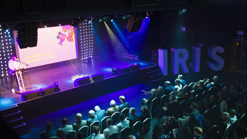 El público asistiendo a la entrega de los premios Iris en Cardiff