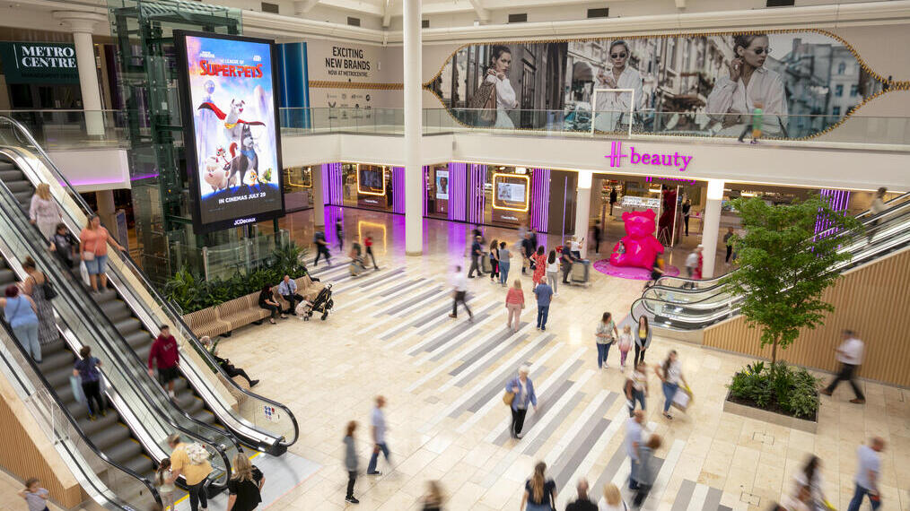 Vista elevada del Metro Centre de Newcastle con compradores abajo